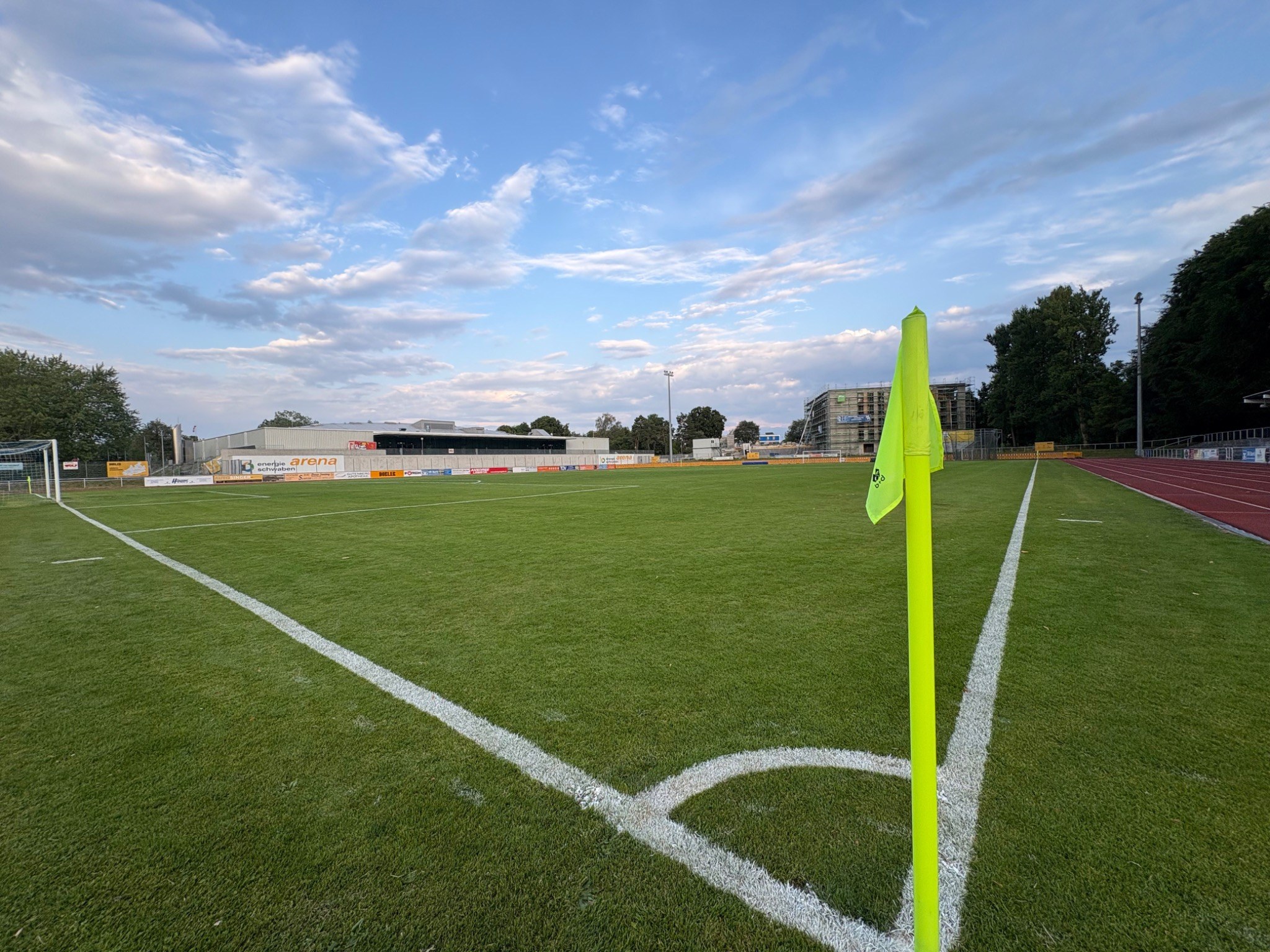 Eckfahne mit Blick über das Spielfeld