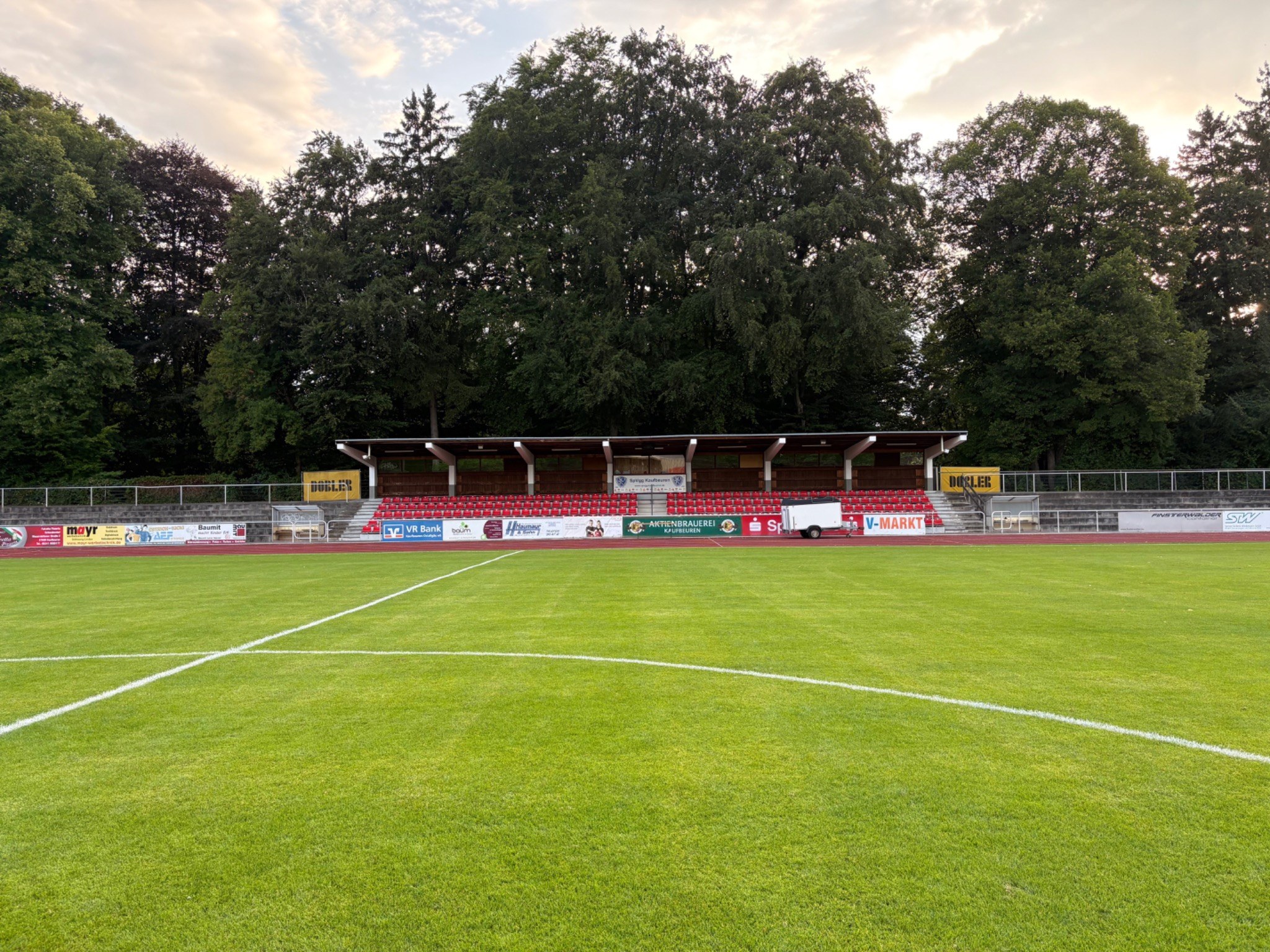 Komplette Tribüne des Parkstadions Kaufbeuren bei Abendlicht