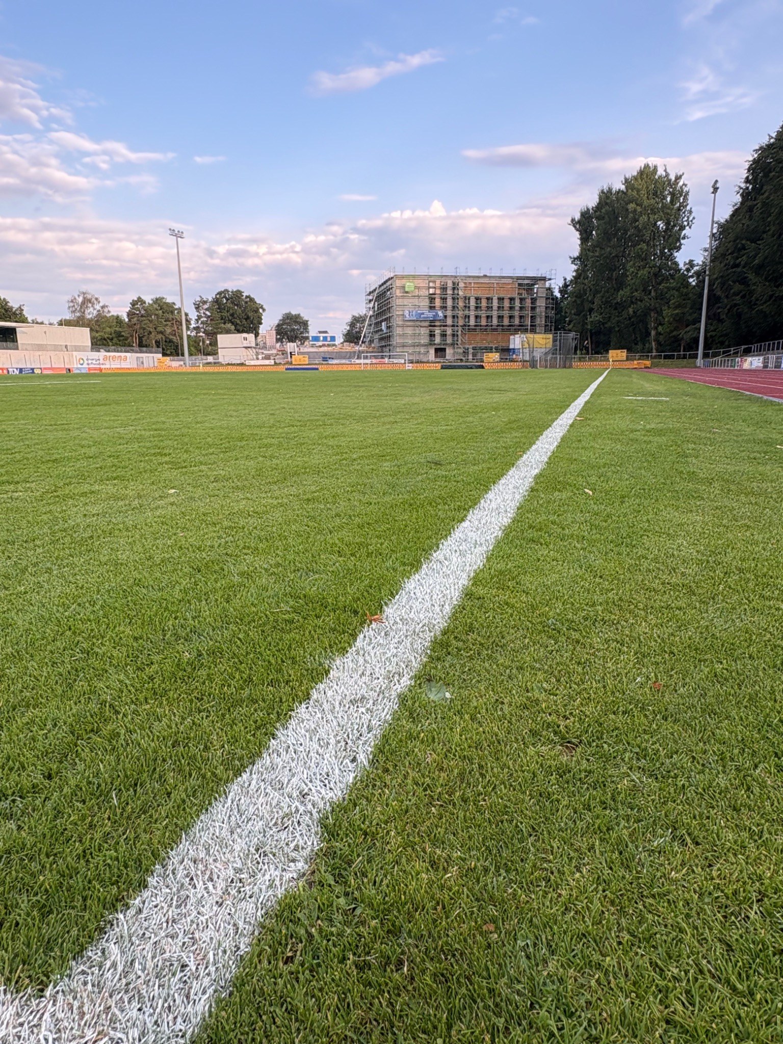 Spielfeldlinie aus Rasenhöhe