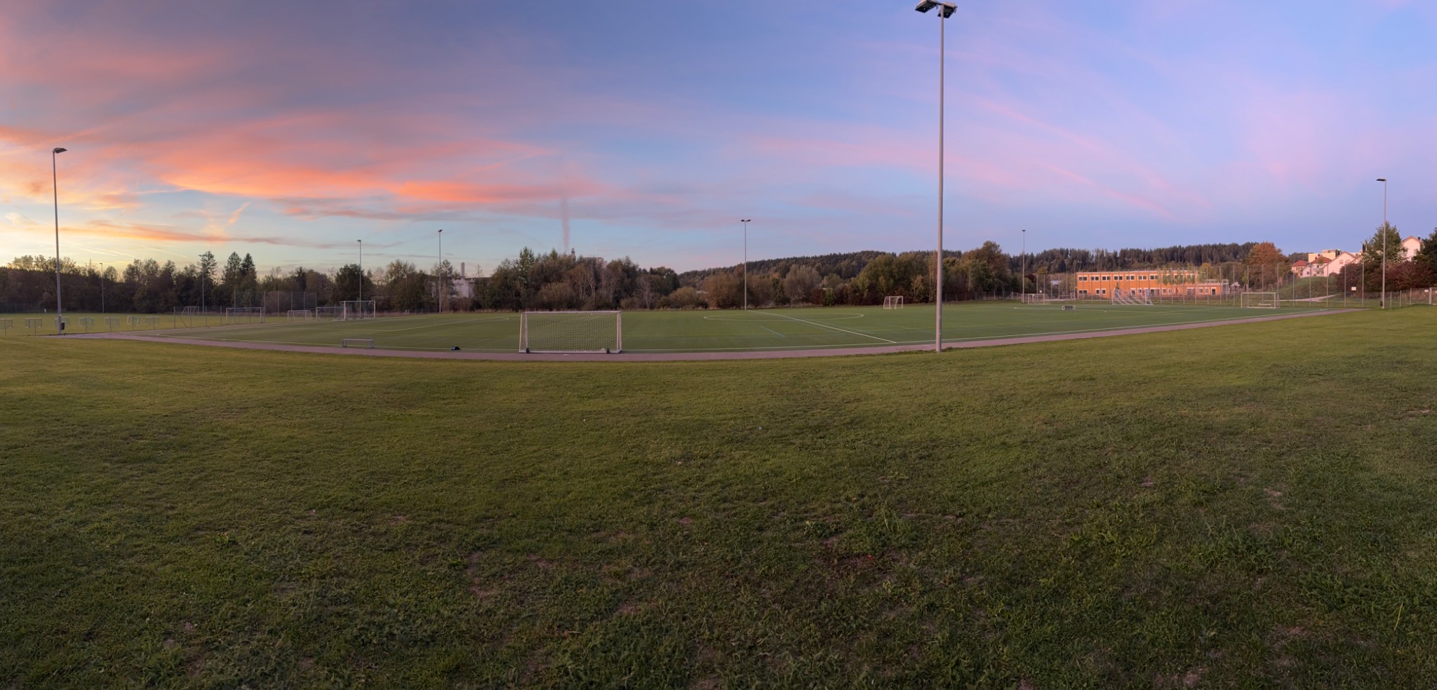 Trainingsgelände bei Sonnenuntergang