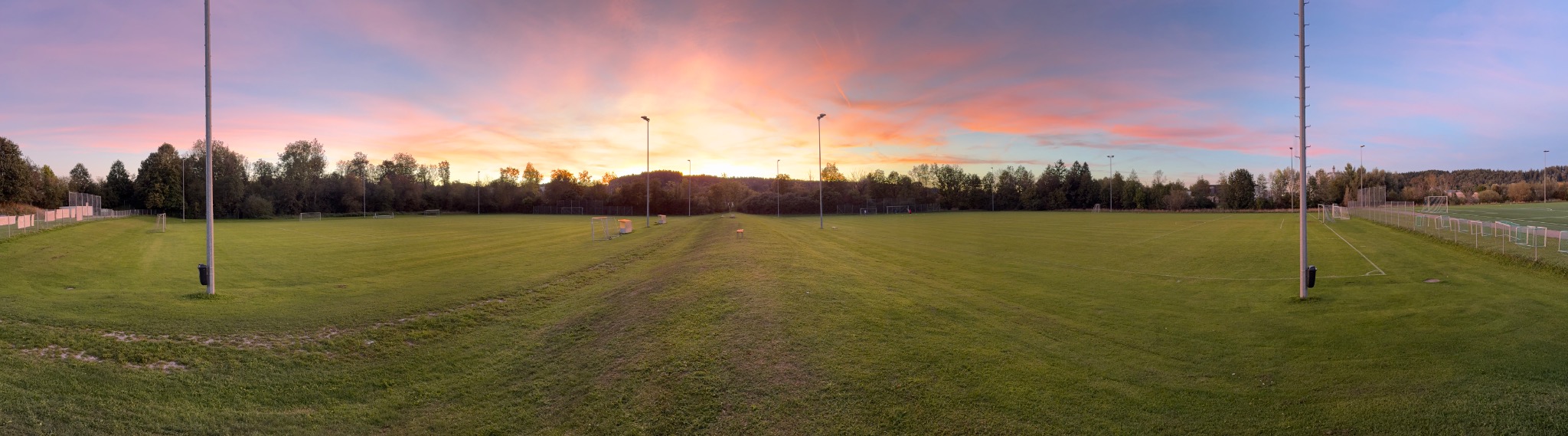 Panorama des Trainingsgeländes der SpVgg Kaufbeuren bei Sonnenuntergang