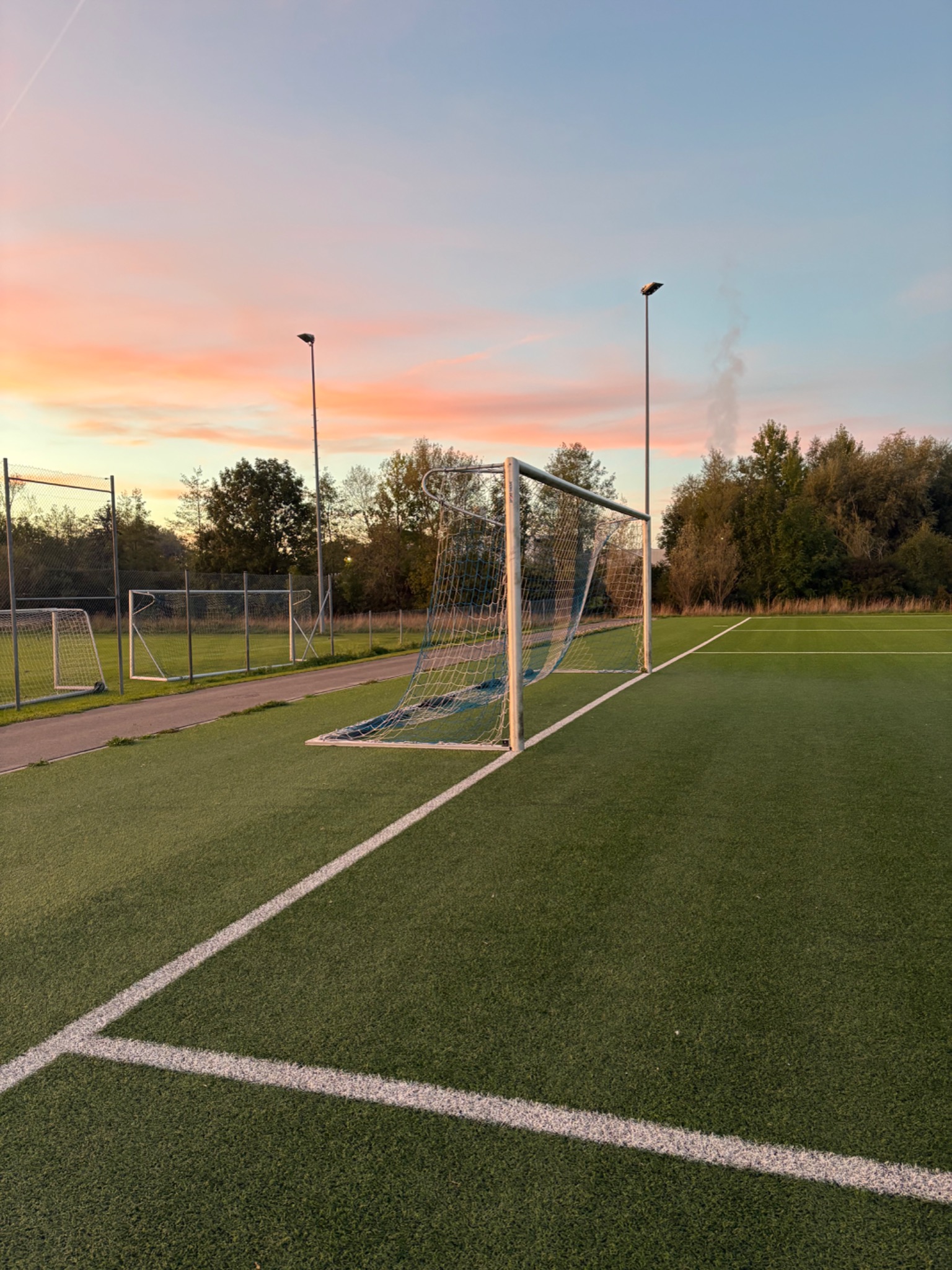 Fußballtor auf dem Kunstrasenplatz